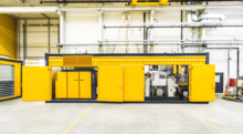 Station d'air comprimé en conteneur KAESER CONTAIN'AIR ouvert, montrant une installation complète et prête à l'emploi de production et traitement d'air comprimé.