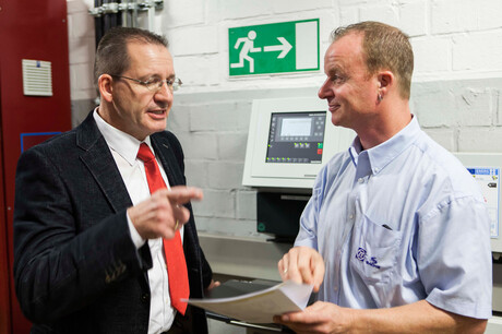 M. Hages, ingénieur chez Kaeser, et M. Baumgarten, de ZF Friedrichshafen, discutent des plans de la station d'air comprimé