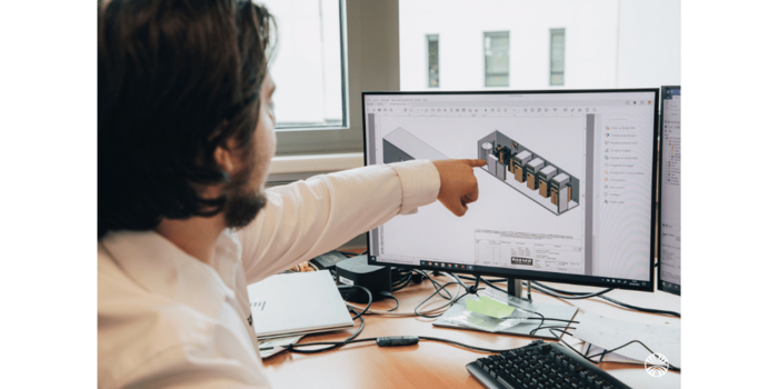 Le plan de conteneur KAESER sur le bureau du service projet