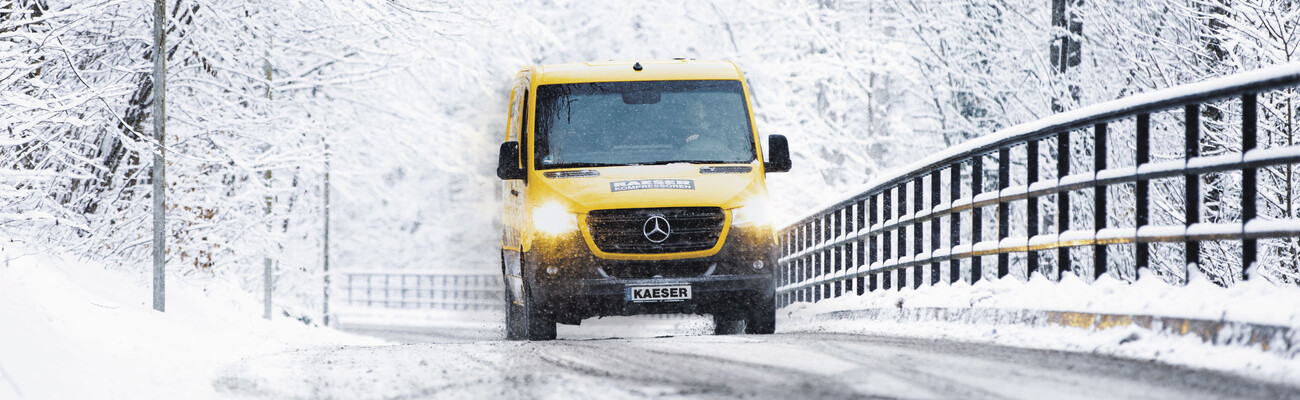 Le camion du service de KAESER en hiver
