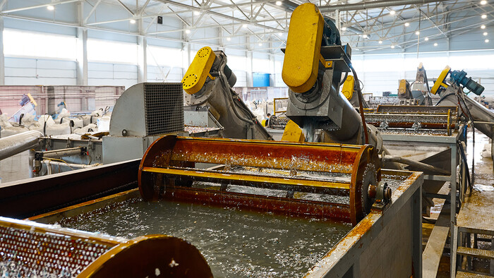L’eau de lavage des pièces est réchauffée grâce à l'air chaud d'un compresseur.
