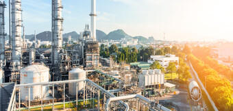 Compresseurs d'air KAESER KOMPRESSOREN dans une raffinerie moderne – Technologie efficace, sûre et innovante pour une alimentation en air comprimé fiable dans l'industrie du pétrole et du gaz.